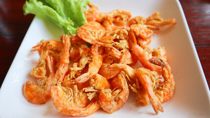 Deep fried shrimp with salt.