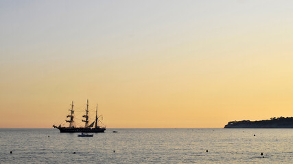 Voilier ancré le long des côtes méditerranéennes au crépuscule