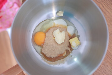 お菓子づくり、卵とバターと砂糖