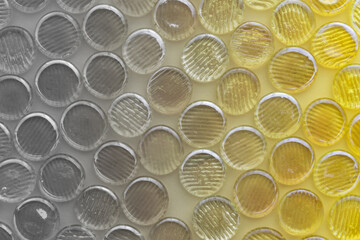 たくさんのガラス製のおもちゃ