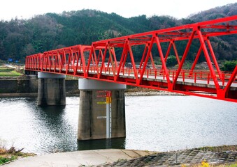 赤い鉄橋風景