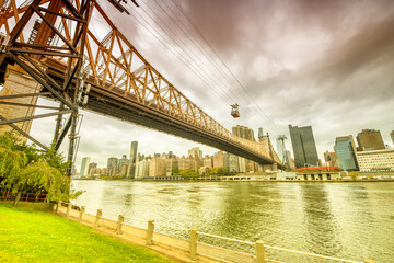Fototapeta premium Manhattan skyline from Roosevelt Island, New York City, USA