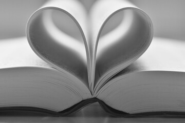 本のページで作ったハートマーク