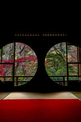 【秋】祐斎亭　まる窓の間