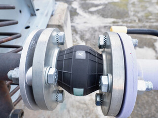 Pipelines with pressure gauge and rubber vibration damper.