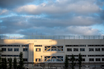 Obraz premium 夕暮れ時の学校の校舎、放課後イメージ