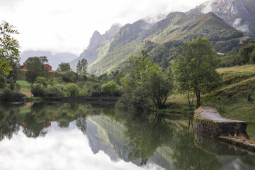 Fototapeta na wymiar Parque Natural Nacional de Somiedo, Valle del Lago, Asturias.
