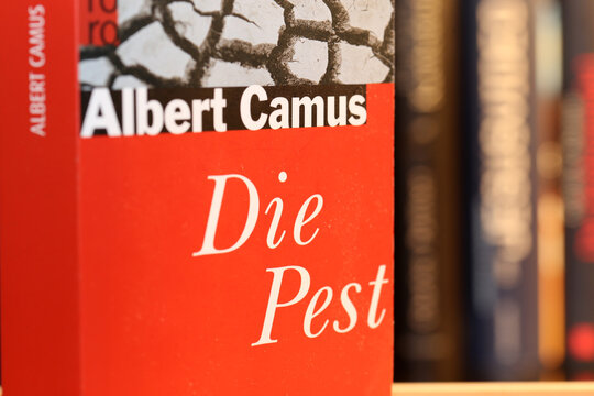 Nahaufnahme vom Roman „Die Pest“ von Albert Camus