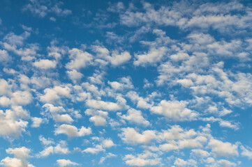 blauer Himmel mit weißen Wolken