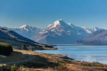 Naklejka premium mt cook over a lake from the distance
