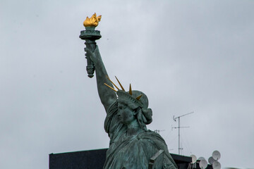 Fototapeta premium statue of liberty in paris france