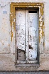 Porte di vecchie case abbandonate - 400344228