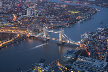 Obraz premium Illuminated Tower Bridge at blue hour dusk from above