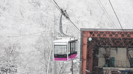 スキー場のゴンドラ・ロープウェイ（Ski resort gondola lift） © tokyo studio