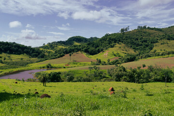 lindo lago natural em pequeno vale no meio de montanhas da região de Esmeraldas 