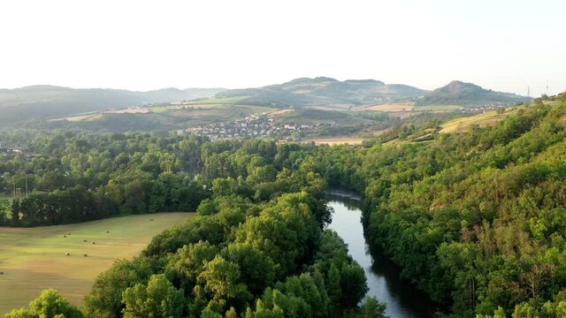 survol du fleuve Allier pr&egrave;s d'Issoire