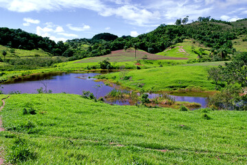 Fototapeta na wymiar lindo lago natural em pequeno vale no meio de montanhas da região de Esmeraldas 