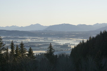 Sicht auf die Allgäuer Alpen zum Sonnenaufgang mit schneebedeckten Gipfeln
