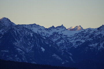Fototapeta na wymiar Sicht auf die Allgäuer Alpen zum Sonnenaufgang mit schneebedeckten Gipfeln