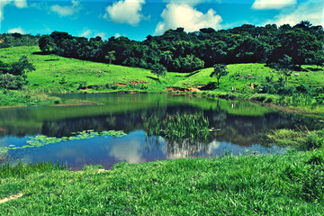 Fototapeta premium lindo lago natural em pequeno vale no meio de montanhas da região de Esmeraldas 