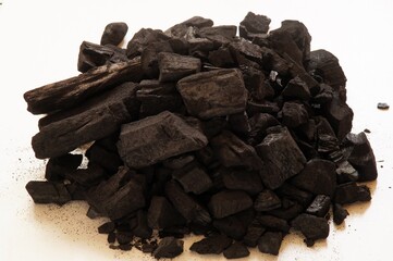 Carbonizzazione della legna. Ammasso di carbone vegetale