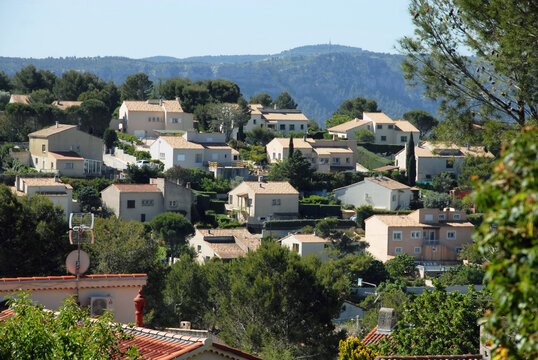 Ville de Carnoux-en-Provence, maisons sur les hauteurs, département des Bouches-du-Rhône, france
