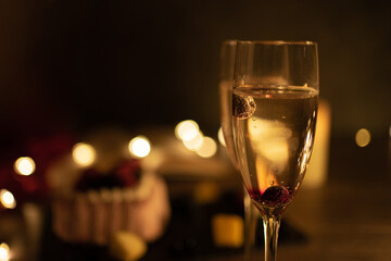 雰囲気の良いレストランでデート中のカップルが飲んでいるシャンパン