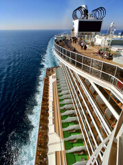 Sonnenliegen auf MSC Luxus Kreuzfahrtschiff - Sun loungers and deck chairs on luxury oceanliner,...