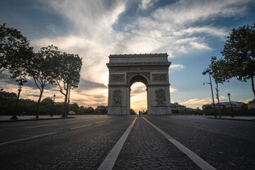 Fototapeta na wymiar L'Arc de Triomphe pendant le confinement, Paris.