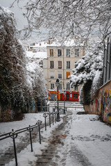 Le quartier de Montmartre sous la neige, Paris.