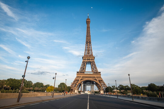 La Tour Eiffel pendant le confinement, Paris.