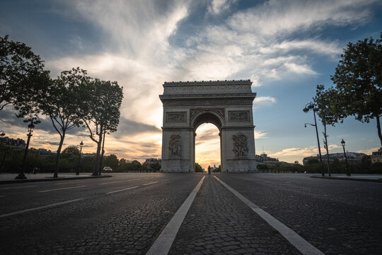 L'Arc de Triomphe pendant le confinement, Paris.