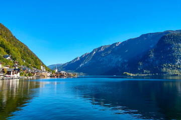 Obraz premium Nice view of the mountain village and lake in the mountains in Austria.