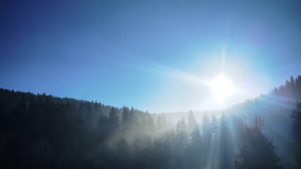 Schwarzwald Landschaft Panorama - Sonnenstrahlen mit Nebel im Wald mit blauem Himmel und Sonnenschein am Morgen