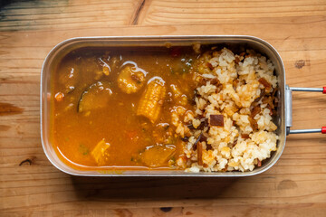 アウトドアでカレー　Curry and rice to eat outdoors