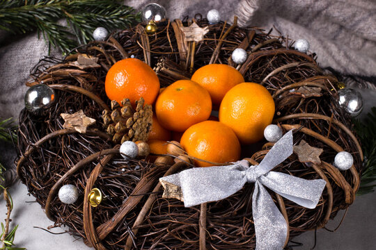 Weihnachtliche Komposition von Ihrem Kranz und Mandarine