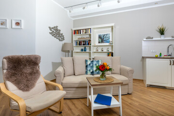 Interieur einer Ferienwohnung im maritimen Stil