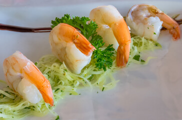 Crevettes fraîches sur lit de salade de papaye verte