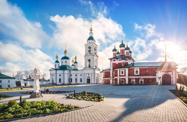 Fototapeta na wymiar Fedorovsky and Smolensky churches in the Epiphany monastery in Uglich