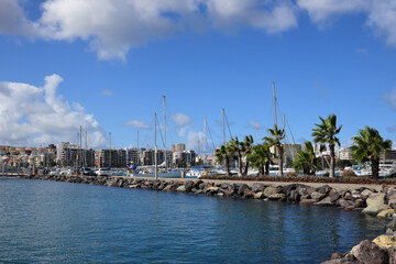 Fototapeta na wymiar Promenade mit Palmen am Yachthafen
