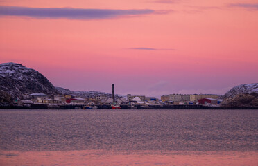 Obraz premium Magical colorful sunset in the Polar North. View of the winter city of Teriberka.