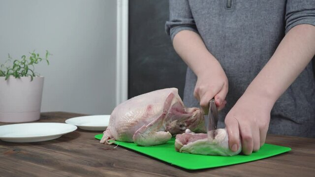 The woman cut up the chicken, accelerated video 350 percent