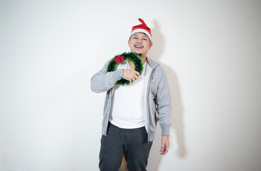 Handsome men hold decorations on christmas day
Concept of happiness during the festive season