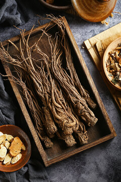 chinese medicine angelica in wooden plate