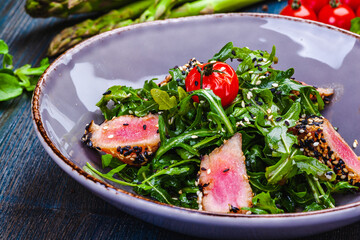 Fresh salad bowl with arugula, tuna and cherry tomato. Helthy food. Diet menu.