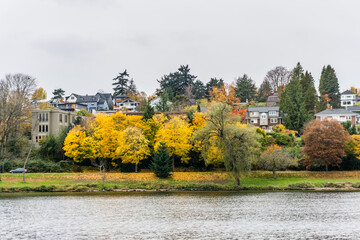 Fototapeta premium Autumn Waterfront Homes 3