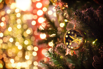 Obraz na płótnie Canvas Reflection golden star on christmas decoration ball on festive christmas background
