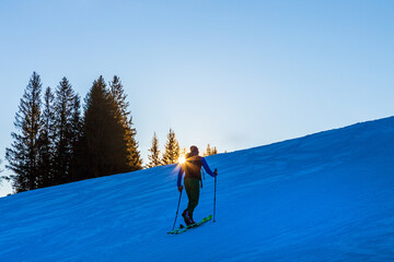 Tourengehen - Tourenski - Skifahrer - Hang - Sonnenuntergang - Allgäu