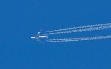 Flugzeug und Kondensstreifen am Himmel