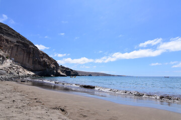 leerer Sandstrand mit Felsen